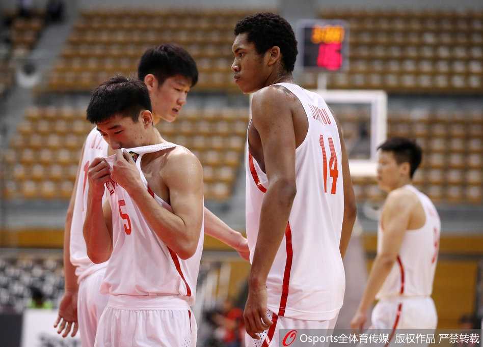 青春代价与未来希望:国奥小将东亚赛虽败犹荣 面对日本队归化球员布朗的强硬防守,胡金秋没有丝毫畏惧,他弯下腰,眼神坚定地运球试图突破,展现了中国内线的硬气。