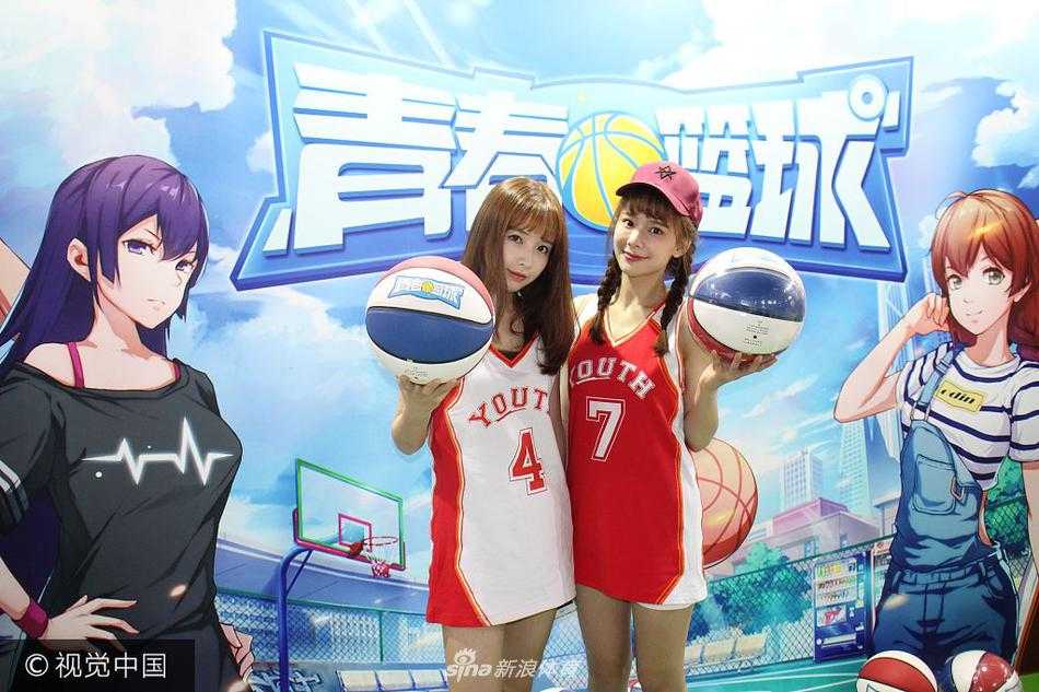 青春热浪燃爆申城:篮球宝贝助阵ChinaJoy游戏盛宴 镜头特写一位正在抛掷篮球的宝贝,她身体后仰成一道优美的弧线,发丝在空中飞扬,专注的神情和跃起的姿态充满了动感与力量之美。