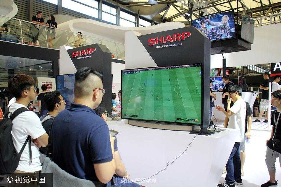 青春热浪燃爆申城:篮球宝贝助阵ChinaJoy游戏盛宴 随着动感的音乐,篮球宝贝们排成一列,整齐划一地做出运球动作。她们自信的表情和整齐的队形变换,展现出团队惊人的默契和专业的舞蹈功底。