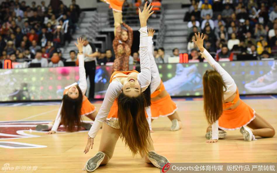 灯光聚焦的赛场中央，篮球宝贝们随着动感的鼓点跃动，她们飞扬的发丝和整齐划一的动作，仿佛将整个球馆的激情瞬间点燃。