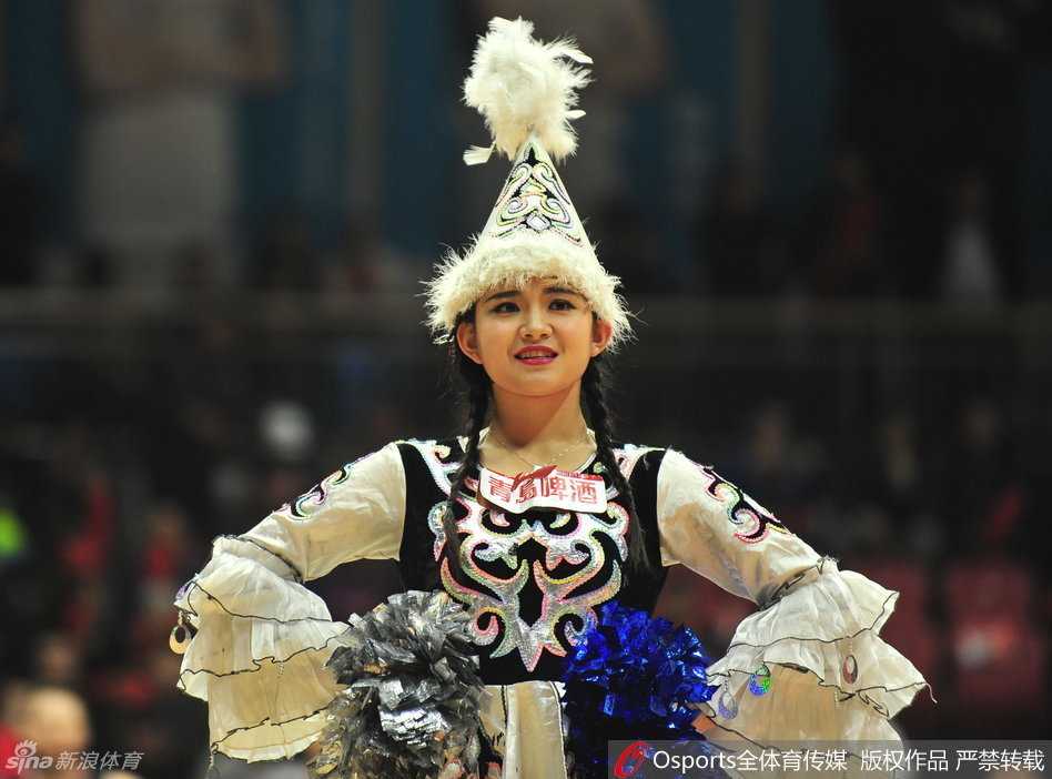 在变换的彩色灯光下，几位篮球宝贝背对背摆出酷炫的造型，她们的身姿挺拔，仿佛在告诉全场观众：这里不仅是篮球的战场，也是我们绽放青春的舞台。