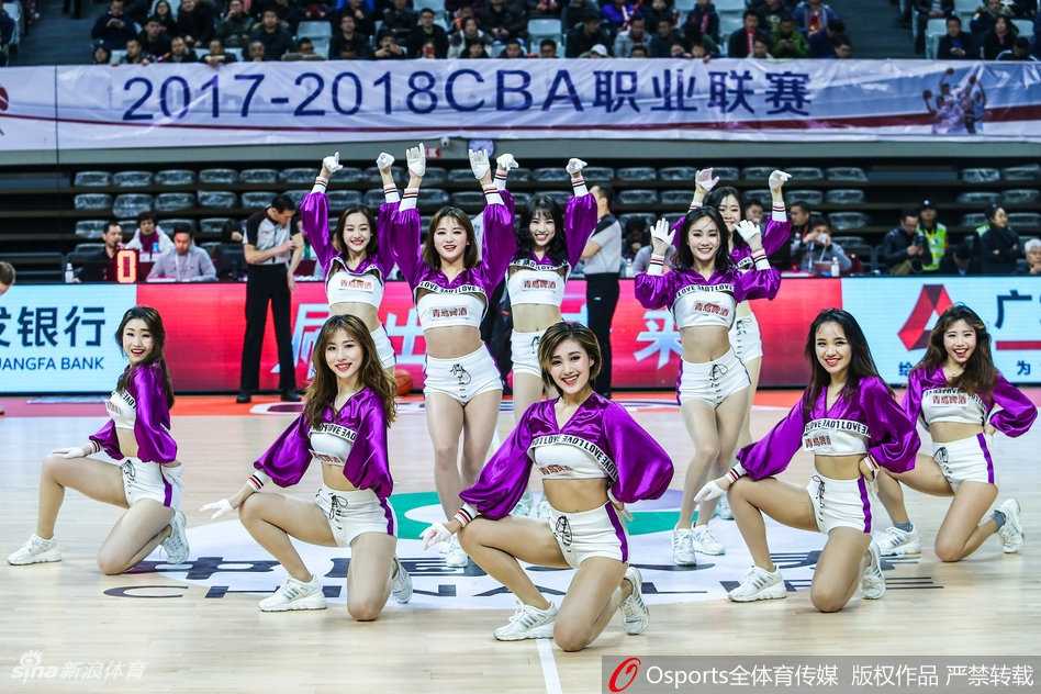 青春舞动展风采 浙江蕞红啦啦队赛场热力四射 伴随着动感音乐的节拍,啦啦队员们手持花球奋力跃起,充满力量感的舞姿展现了篮球宝贝的专业素养。