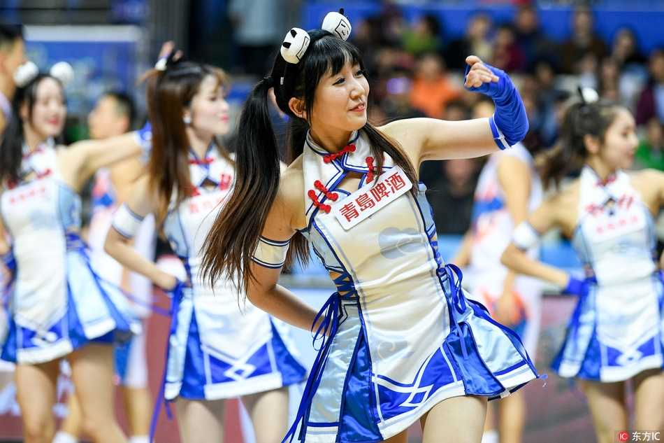 扎着高马尾的啦啦宝贝们身着蓝白短裙，在CBA赛场上瞬间定格，整齐划一的动作与嘴角甜美的笑意，仿佛冬日里的一缕暖阳。