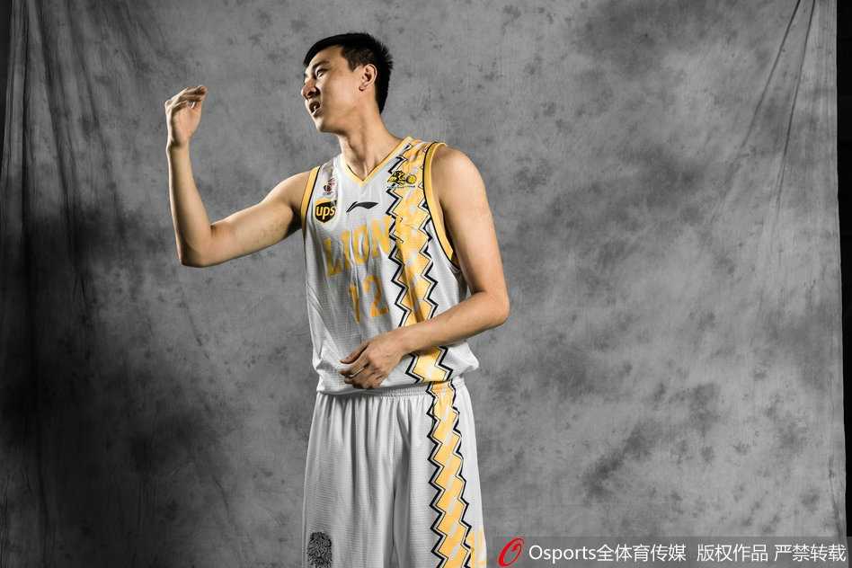 孙铭徽如同出膛的炮弹，用一次势大力沉的单手劈扣宣泄着青春的能量，整个篮架都在为他颤抖。