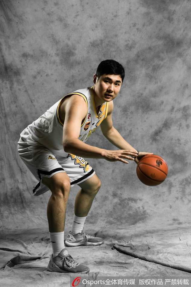 赵岩昊在三分线外手起刀落，篮球划过一道完美的彩虹弧线，应声入网，这是他作为射手的本能瞬间。