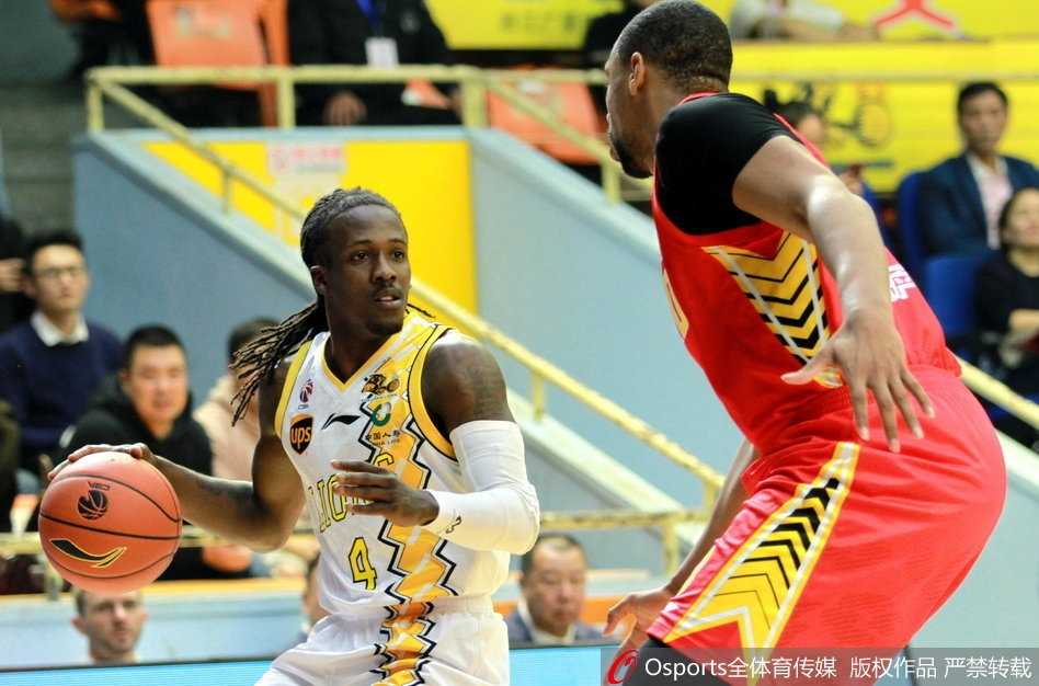 广厦队的青春风暴胡金秋在深圳队内线萨林杰的严密防守下依然冷静出手，眼神中透露出超越年龄的坚定与果敢。