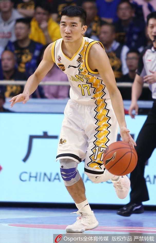 年轻的赵岩昊在易建联、周鹏等老大哥的合围下依然面无惧色，强硬突破造成犯规，彰显青春无畏。