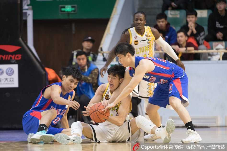 广厦外援博洛西斯内线强打，利用敦实的身体靠开防守，单手抓球准备完成一次势大力沉的暴扣。