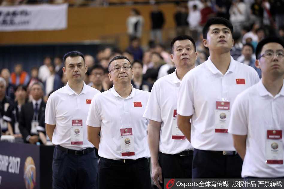 中国国奥男篮首发五虎赛前击掌，眼神中燃烧着对胜利的渴望，青春的气息在球馆内弥漫。