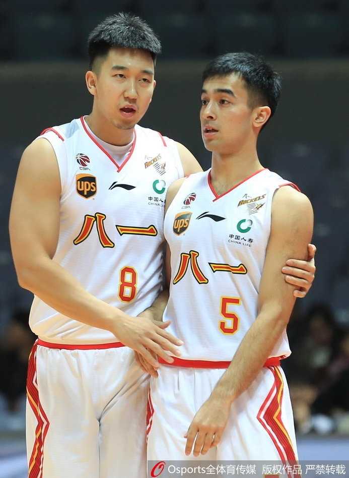 广厦队核心胡金秋在八一队内线群中高高跃起，以一记势大力沉的单手劈扣点燃替补席激情，彰显了本土MVP级别的统治力。