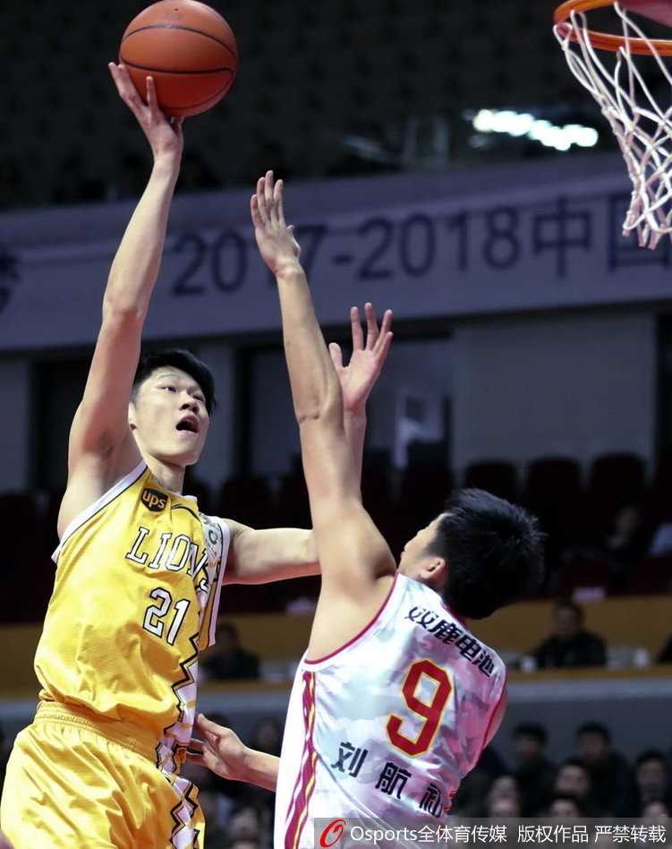 八一队曹岩在外线觅得良机，他高高跃起，出手三分球，眼神中充满了坚定，全场命中的六记三分是他永不放弃精神的最好写照。