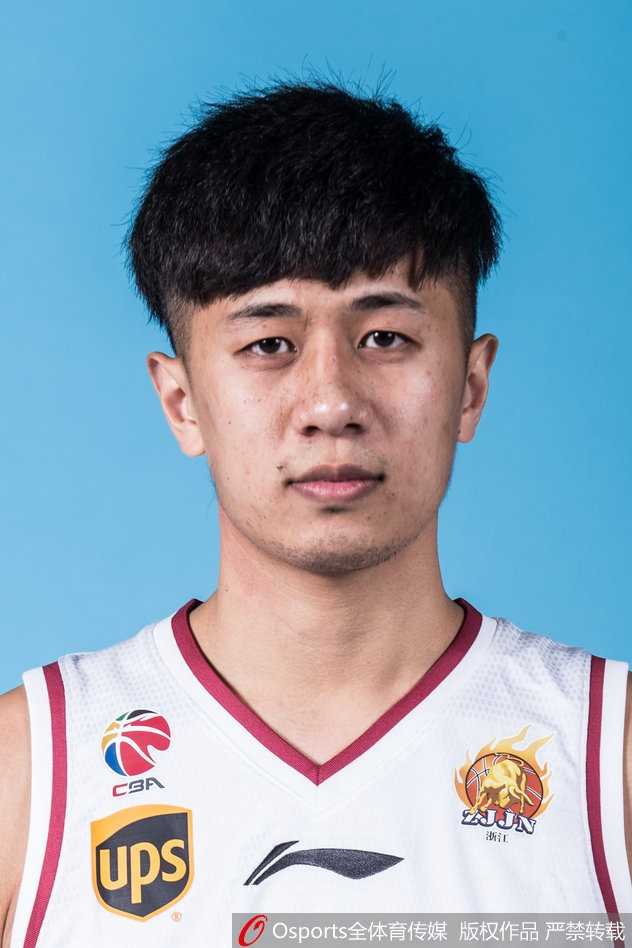 青春风暴登陆杭城 浙江稠州银行新赛季写真全记录 全队围成一圈呐喊鼓劲,从吴前到张大宇,从威姆斯到斯托克斯,所有人的手紧紧握在一起,凝聚成一股橙色力量。