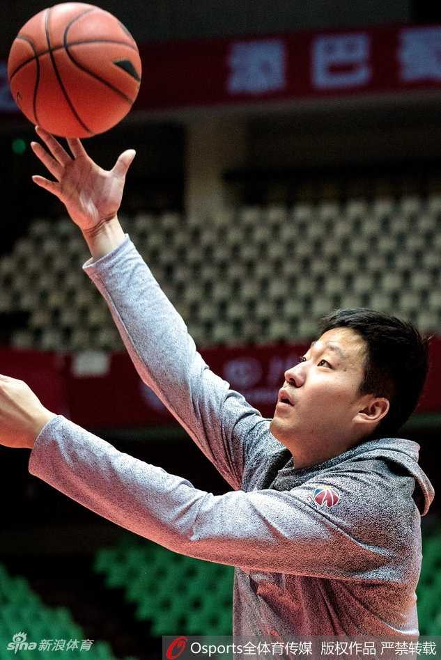 刘铮在训练中犹如灵猫般敏捷，完成了一次漂亮的抢断后，脸上露出自信的微笑，他是广厦外线防守的一把大锁。