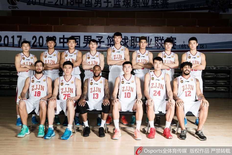 陆文博、程帅澎等年轻小将勾肩搭背，脸上洋溢着青春的笑容，这是青年军专属的活力与情谊