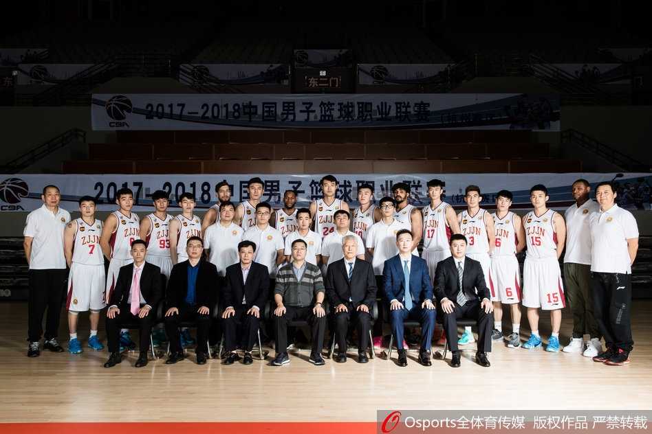 全队围拢在一起，振臂高呼，摄影师定格下这股团结一心、渴望在新主场创造历史的瞬间