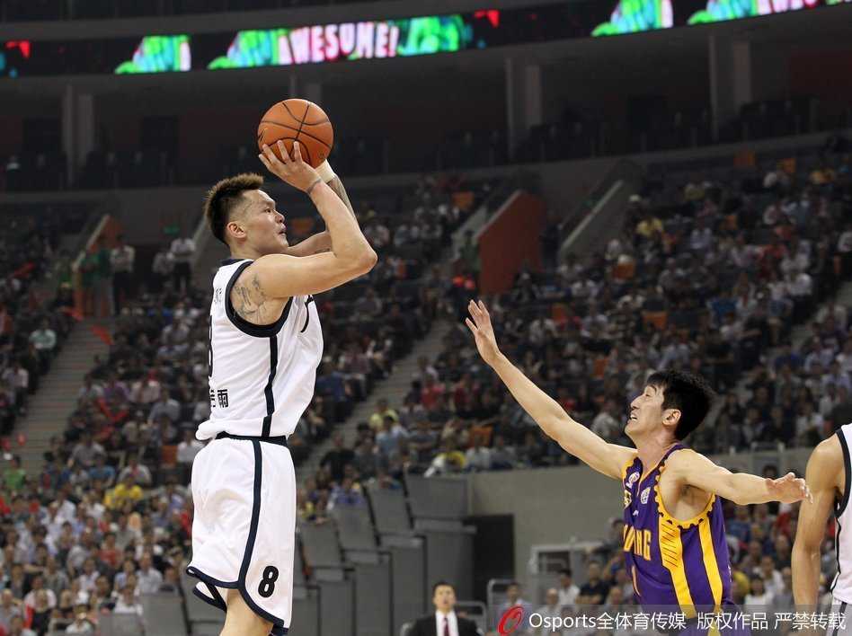 朱芳雨在三分线外起跳出手，对手飞身封盖为时已晚，篮球在空中划出完美弧线，这正是他雨下三分、杀人诛心的经典瞬间。
