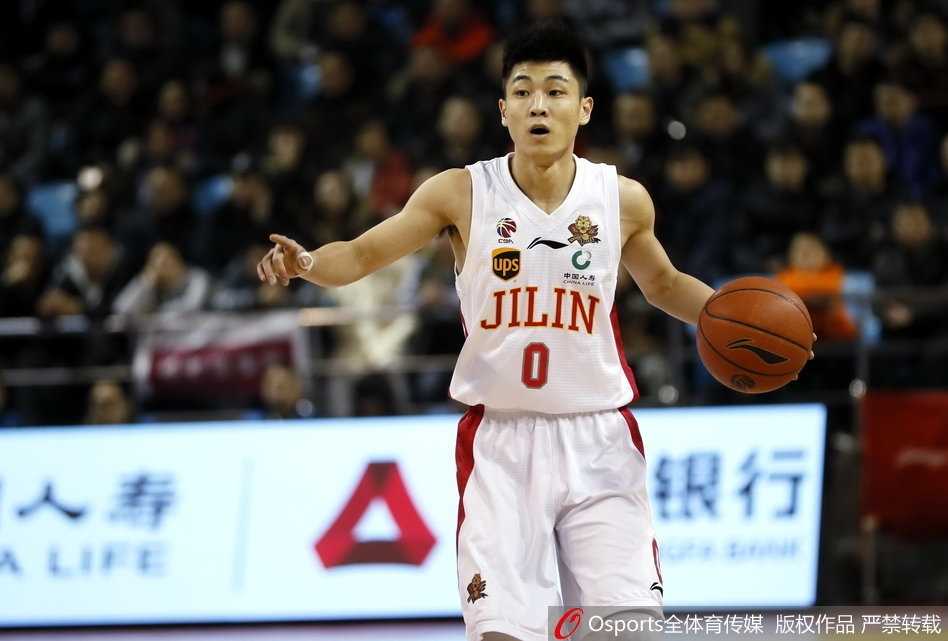 虎王韦弗运球指挥着球队的进攻，眼神中充满坚定与自信，吉林全队在他的串联下已磨好爪牙，准备迎接接下来的每一个挑战。