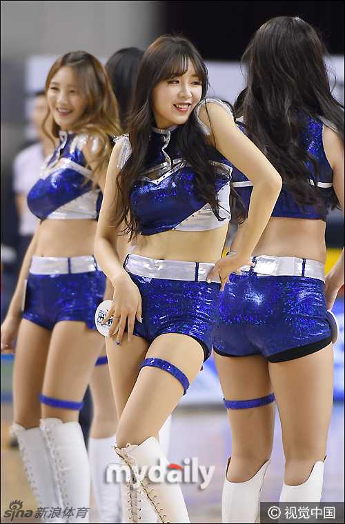 棒球赛场上，拉拉队女孩们身穿亮黄色队服，随着节奏挥舞手臂，青春活力扑面而来。