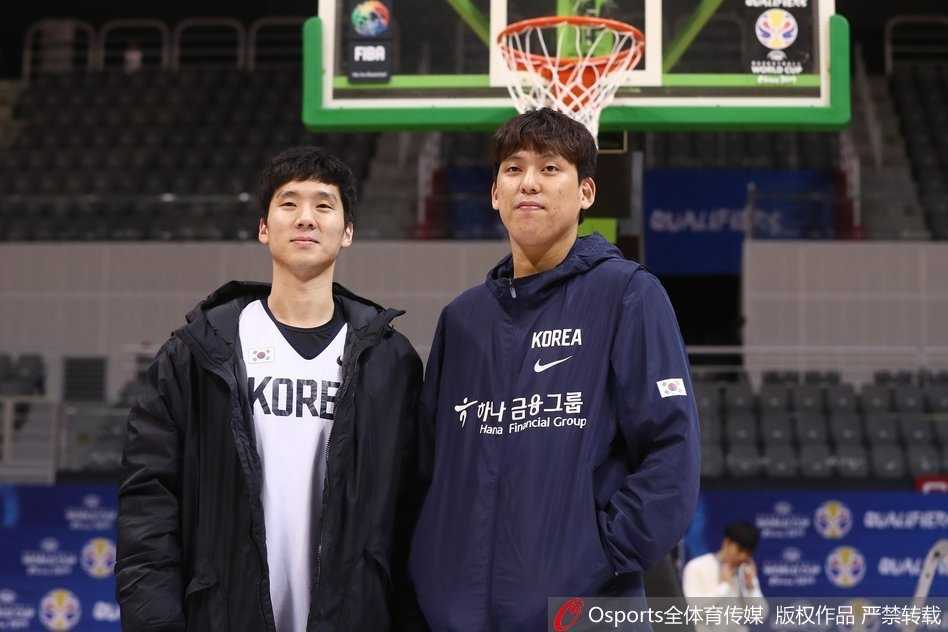 韩国男篮厉兵秣马剑指武汉,归化神塔罗健儿领衔欲破世界大赛坚冰 两位韩国球员在进行一对一贴身防守练习,汗水浸湿了球衣,双方肌肉碰撞的激烈程度仿佛让人提前嗅到了世界杯正赛的火药味。