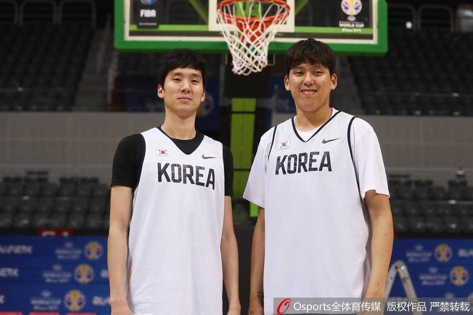 韩国男篮厉兵秣马剑指武汉,归化神塔罗健儿领衔欲破世界大赛坚冰 在教练组的带领下,韩国队球员们围拢在一起,聚精会神地聆听战术布置,眼神中透露出对胜利的渴望与专注。