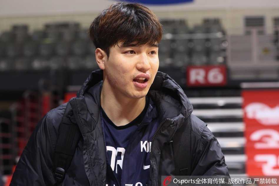 韩国男篮厉兵秣马剑指武汉,归化神塔罗健儿领衔欲破世界大赛坚冰 投篮训练环节,一名射手在三分线外高高跃起,篮球划过一道完美的弧线空心入网,他憨厚一笑,露出洁白的牙齿,仿佛对这次出手颇为满意。