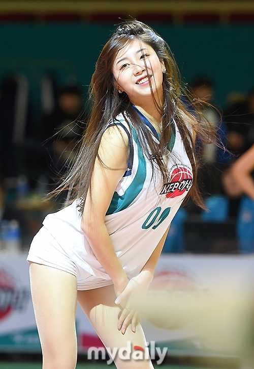 转身、扭胯、甩发，一连串动作行云流水，她脸上洋溢的灿烂笑容极具感染力，将赛场紧张的气氛瞬间转化为欢乐的海洋，展现了顶级啦啦队员的专业风采。