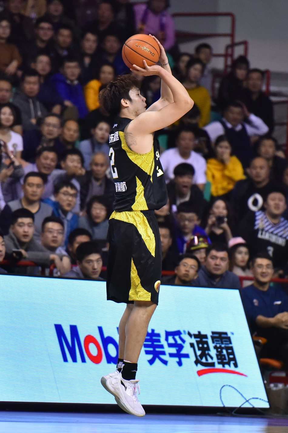 哈德森迎着防守队员冷静地出手三分，皮球在空中划出一道完美的弧线，全场目光都聚焦在这决定胜负的一球上。