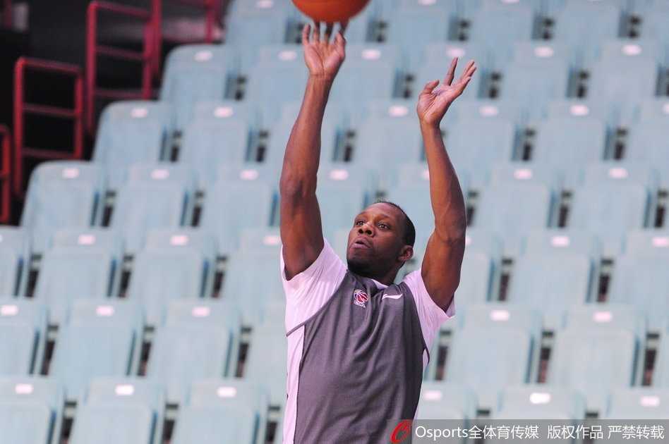 韩德君领衔辽篮赛前备战 功夫熊猫笑迎关键战役 训练场边韩德君露出朴实笑容,这位东北大汉用标志性的憨笑诠释着赛前的良好心态