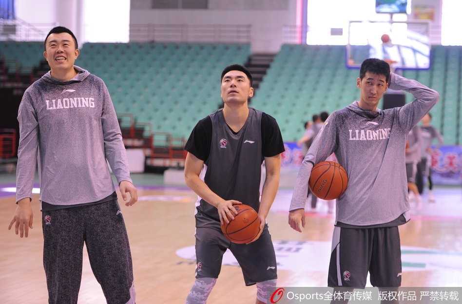 韩德君领衔辽篮赛前备战 功夫熊猫笑迎关键战役 辽宁男篮训练对抗激烈,韩德君低位持球,庞大的体型与灵活的转身形成鲜明反差