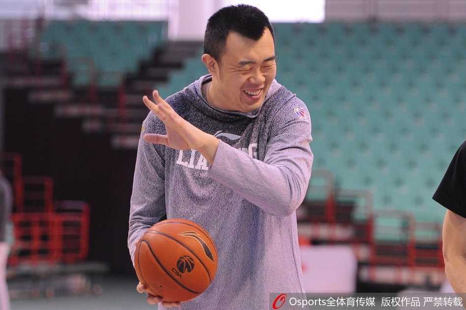 韩德君领衔辽篮赛前备战 功夫熊猫笑迎关键战役 韩德君训练间隙与队友交流,憨笑中透着队长的担当,辽宁男篮更衣室氛围融洽