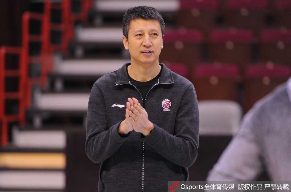 韩德君领衔辽篮赛前备战 功夫熊猫笑迎关键战役 辽宁男篮赛前训练精彩瞬间,韩德君完成训练后放松拉伸,神情轻松备战联赛