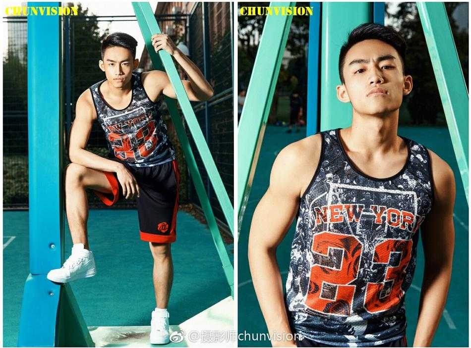 颜值与热爱并存:揭秘那些刷爆网络的篮球少年们 汗水顺着清晰的下颌线滑落,在脖颈的肌肉线条上留下晶莹的轨迹,他喘着粗气,但这疲惫中却透着一股征服球场的霸气。