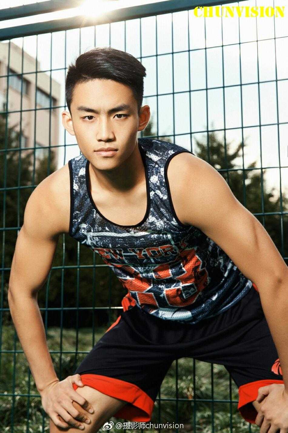 颜值与热爱并存:揭秘那些刷爆网络的篮球少年们 午后阳光斜洒在少年的侧脸,他微微蹙眉,专注的眼神紧盯着篮筐,仿佛整个世界都静止在这一刻的起跳之前。