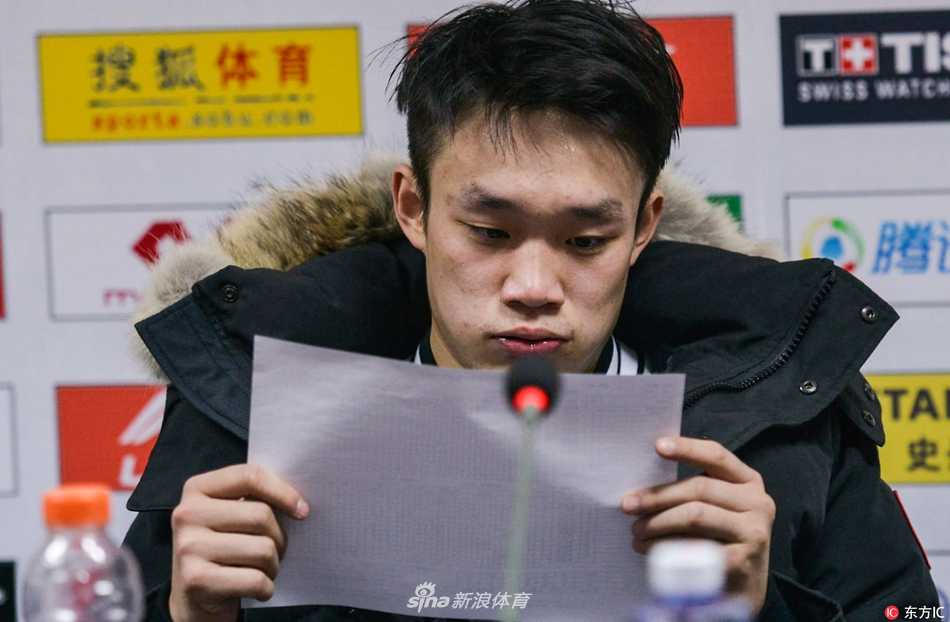 风里雨里守候篮球梦想 丁彦雨航二十四岁正扬帆 丁彦雨航手捧生日蛋糕,蛋糕上闪烁着烛光,周围是队友们模糊的笑脸,这个二十四岁的生日注定承载着青春与梦想