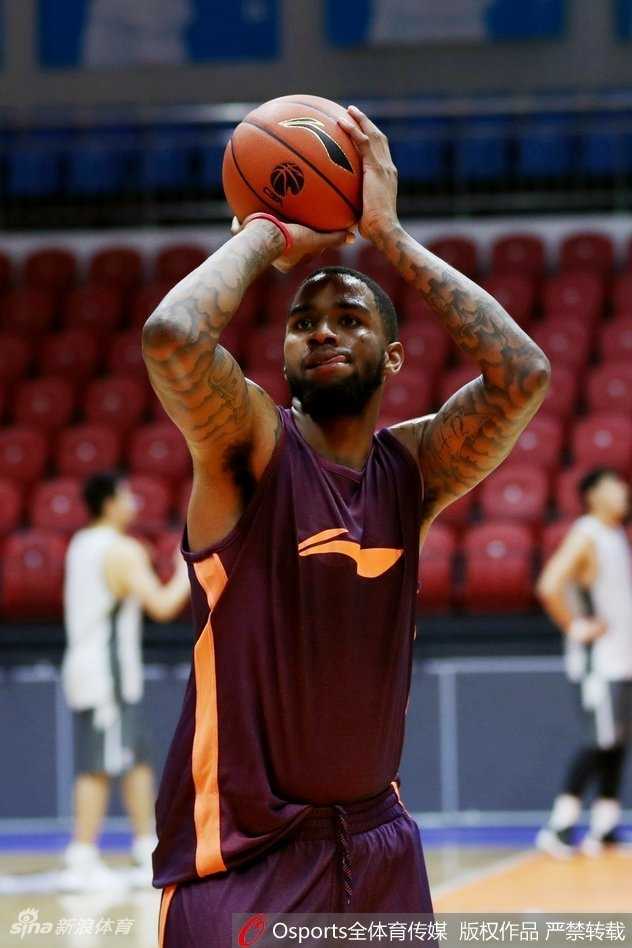 飞虎啸聚红山,群星捧杯再启征程——新疆男篮新赛季揭幕战侧记 飞虎众将围成一圈,目光如炬地聆听主教练战术部署,备战氛围紧张而专注,空气中仿佛能嗅到大战前的硝烟味道。