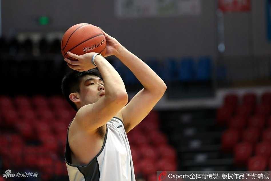 飞虎啸聚红山,群星捧杯再启征程——新疆男篮新赛季揭幕战侧记 内线悍将孙桐林奋力跃起,在长人丛中强硬摘下一个前场篮板,落地瞬间肌肉紧绷,展现了飞虎内线不屈的硬度与决心。