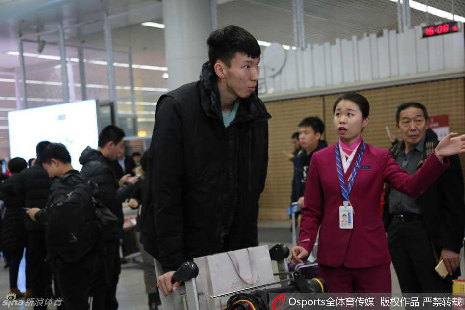 飞虎归来:记新疆广汇男篮2017半决赛后返乡 内线支柱周琦面带微笑走出机场通道,高大的身影在人群中格外醒目,他正向热情的接机球迷挥手致意。