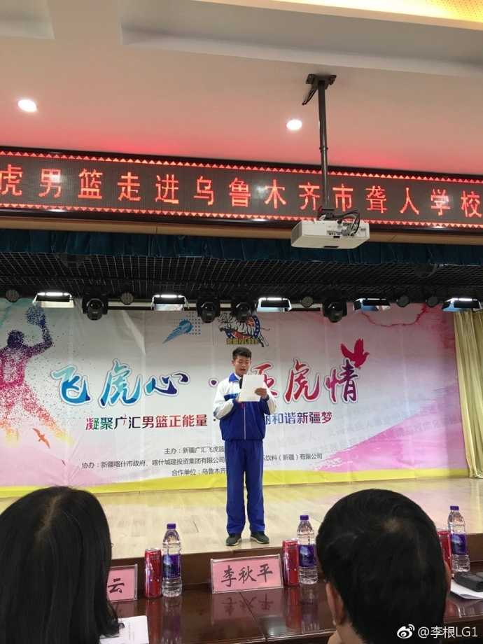 孩子们在老师的指挥下表演手语舞蹈,他们用灵动的手势和纯真的表情表达着对客人们的欢迎,无声的表演却有着震撼人心的力量