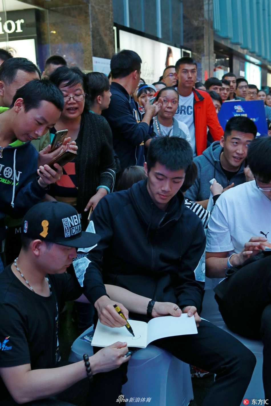 飞虎荣耀 疆来有你——回首一七赛季前的热血相聚 互动游戏‘指尖传球’中,球迷与球员指尖轻触篮球,眼神交汇间满是默契,脸上的笑容比乌鲁木齐的阳光还要灿烂。