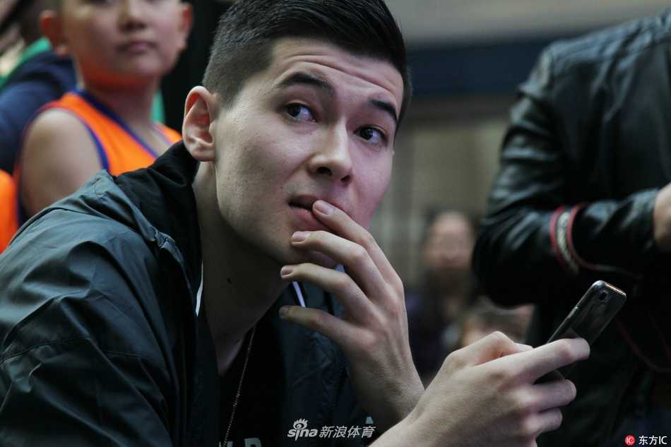 飞虎荣耀 疆来有你——回首一七赛季前的热血相聚 活动结束后的大合影,无论是领导、球员还是球迷,每个人都面向镜头展露笑颜,这张全家福定格了2017年秋天最温暖的瞬间。