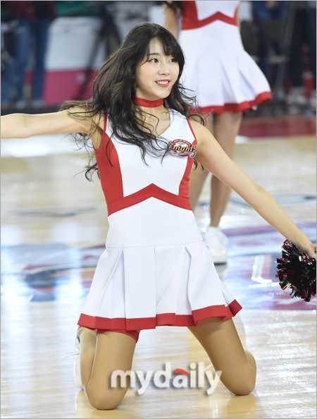首尔学生体育馆篮球盛宴,啦啦队女神舞台绽放引爆全场 在球场璀璨灯光下,韩国啦啦队女神回眸一笑,清秀面容与活力马尾辫展现出无限青春气息。