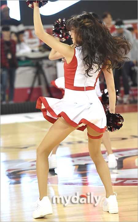 首尔学生体育馆篮球盛宴,啦啦队女神舞台绽放引爆全场 谢幕时分,啦啦队员们集体向观众席挥手致意,温暖笑容与优雅姿态为当晚的比赛画上圆满句号。