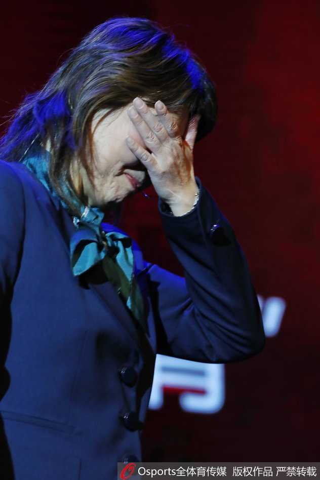 台下的首钢球员们正装出席，神情专注地聆听着台上关于球队未来的规划。画面中可见翟晓川、方硕等主力球员，他们虽未上场打球，但眼神中透露出对“三年争冠”目标的坚定与渴望，时刻准备着为北京荣耀再战沙场。