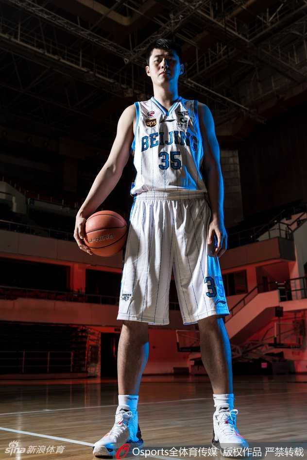 首钢冰球馆的光影诗篇:北京男篮的个性注脚 翟晓川在聚光灯下凝视前方,蓝色的光束如同流动的星河将他环绕,硬汉的眼神里写满温柔与坚定。