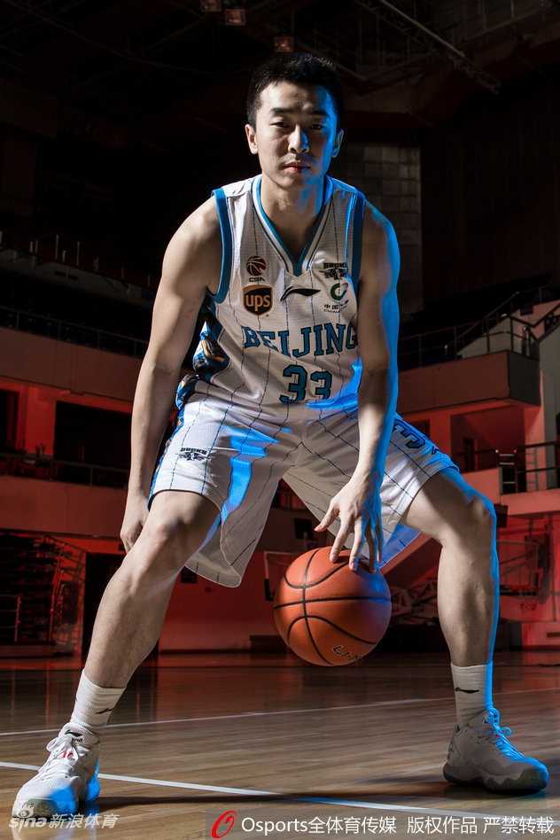 首钢冰球馆的光影诗篇:北京男篮的个性注脚 方硕侧身而立,一束暖光勾勒出他坚毅的面部轮廓,背景是虚化的蓝色光斑,仿佛他正从光影的隧道中走来,带着与生俱来的大将之风。