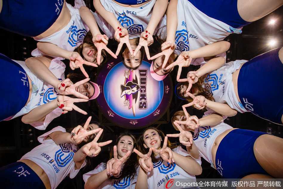 首钢巅峰啦啦队冬日绽放靓丽写真 携手霹雳鸭为京城篮球激情助威 巅峰啦啦队的俏皮姑娘们围绕在霹雳鸭身旁,她们扎着可爱的丸子头,对着镜头做出 wink 表情,修长的美腿在冬日阳光下格外抢眼,青春气息扑面而来。