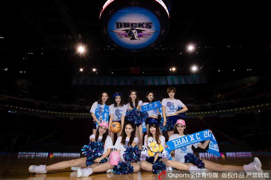 首钢巅峰啦啦队冬日绽放靓丽写真 携手霹雳鸭为京城篮球激情助威 霹雳鸭与啦啦队成员的单独特写,霹雳鸭做出绅士般的邀请动作,啦啦队员则配合地做出羞涩状,仿佛在演绎一场篮球场边的浪漫情景剧,创意十足。