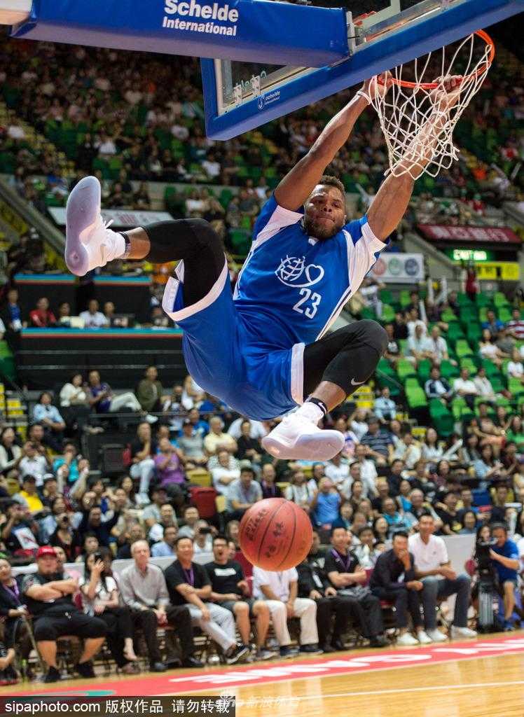 香江爱心耀篮途,中国男篮红队逆转胜美国星锐 万众瞩目的红磡体育馆内灯火辉煌,中国男篮红队的小伙子们赛前围成一圈,相互鼓劲,他们的眼神中充满了对胜利的渴望和对慈善的热情。