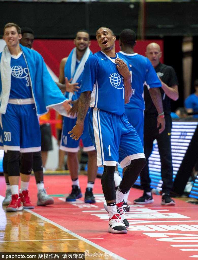 香江爱心耀篮途,中国男篮红队逆转胜美国星锐 姚基金创始人姚明面带微笑,为场上小球员的精彩表现鼓掌,他的眼神中流露出欣慰与关爱,正是这份持之以恒的善举,让无数孩子的篮球梦想照进现实。