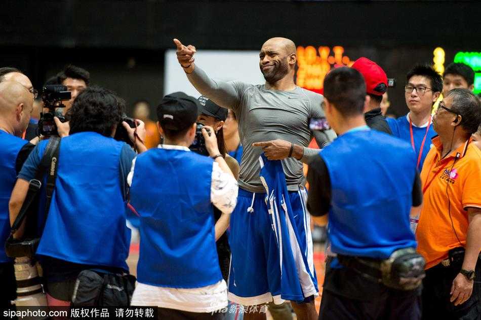 香江爱心耀篮途,中国男篮红队逆转胜美国星锐 文斯·卡特持球突破,尽管已年届四十,但他的动作依然舒展飘逸,面对中国队的防守,他眼神坚定,随时准备起飞,将昔日的扣篮风采带到了香港的赛场。